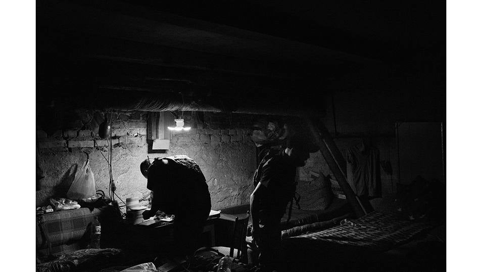 Soldados Ucranianos en el interior de un búnker en el frente de Bakhmut