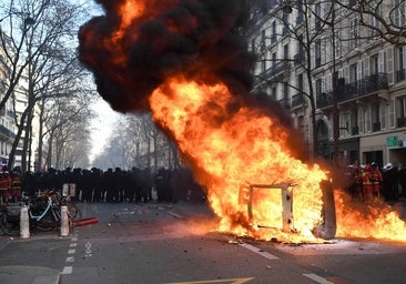 Al menos 96 detenidos y 255 vehículos quemados: el balance de la noche de la Fiesta Nacional en Francia
