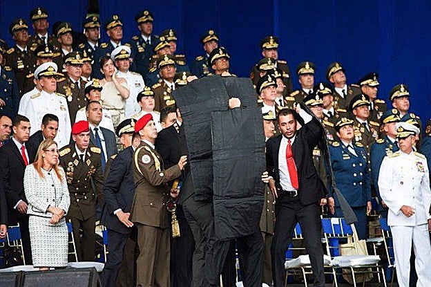 Militares y guardaespaldas protegen a Nicolás Maduro durante el supuesto atentado en 2018