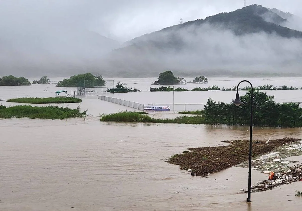Un parque queda sumergido bajo el agua por las lluvias en Corea del Sur
