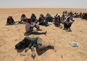 Rescatan a decenas de migrantes abandonados en el desierto libio