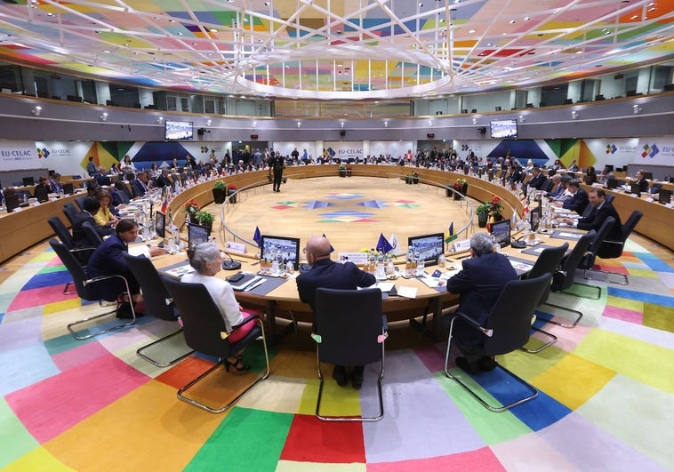 Der Präsident des Europäischen Rates, Charles Michel, nimmt an einer Plenarsitzung des EU-Celac-Gipfels teil