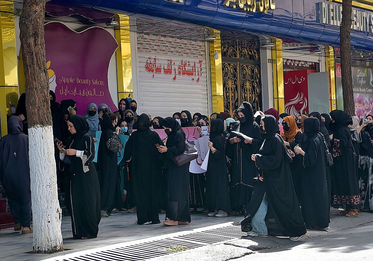 Mujeres han protestado en Kabul por la orden de cierre de las peluquerías