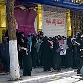 Afganas protestan contra la orden de los talibanes de cerrar los salones de belleza