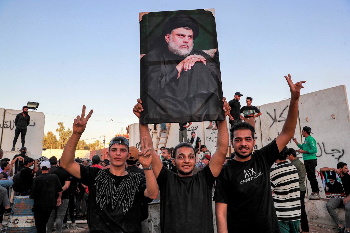 Simpatizantes del líder chií iraquí Moqtada al-Sadr protestan en la embajada sueca en Bagdad