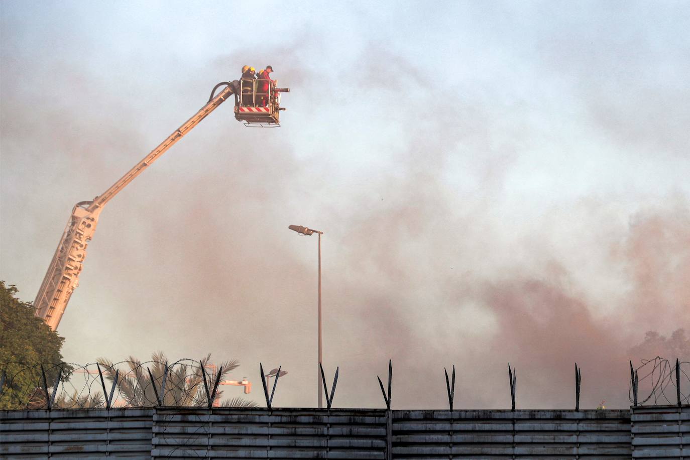 Bomberos hacen esfuerzos para apagar el fuego dentro de la embajada de Suecia en Bagdad