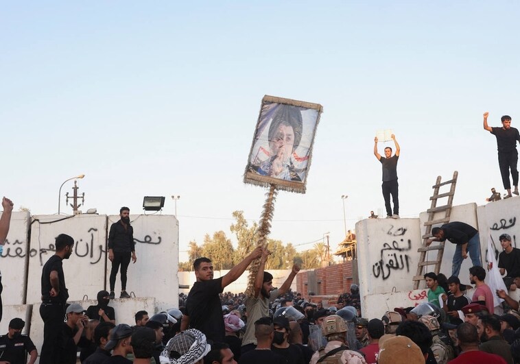 Manifestierte Iraker während der Einbettung in den Irak