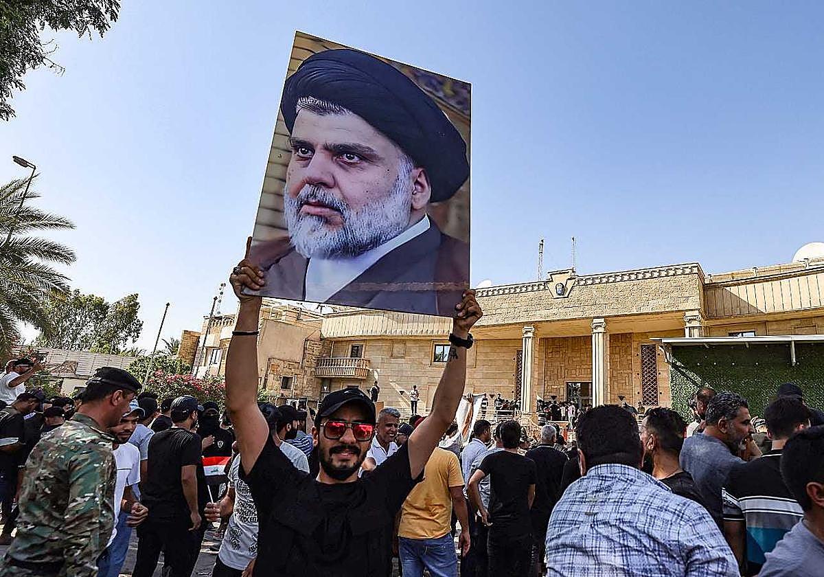 Foto de archivo de manifestantes en la embajada sueca de Bagdad en junio de 2023