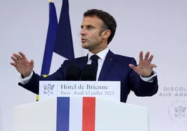 Macron realiza un cambio estético de su Gobierno y mantiene a sus ministros más próximos