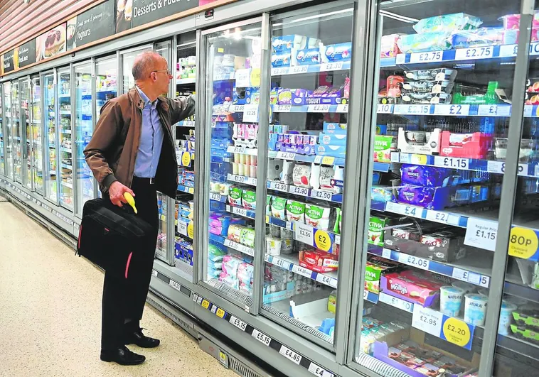 Un hombre hace la compra en un supermercado de Londres