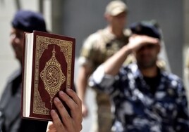 Varios ultranacionalistas queman un ejemplar del Corán frente a la Embajada de Irak en Copenhague
