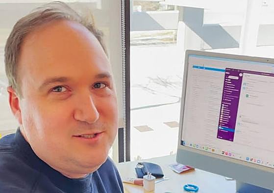 Wilkerson, frente a un ordenador