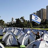 Los israelíes continúan con las protestas contra la reforma judicial mientras Netanyahu se somete a una operación de salud