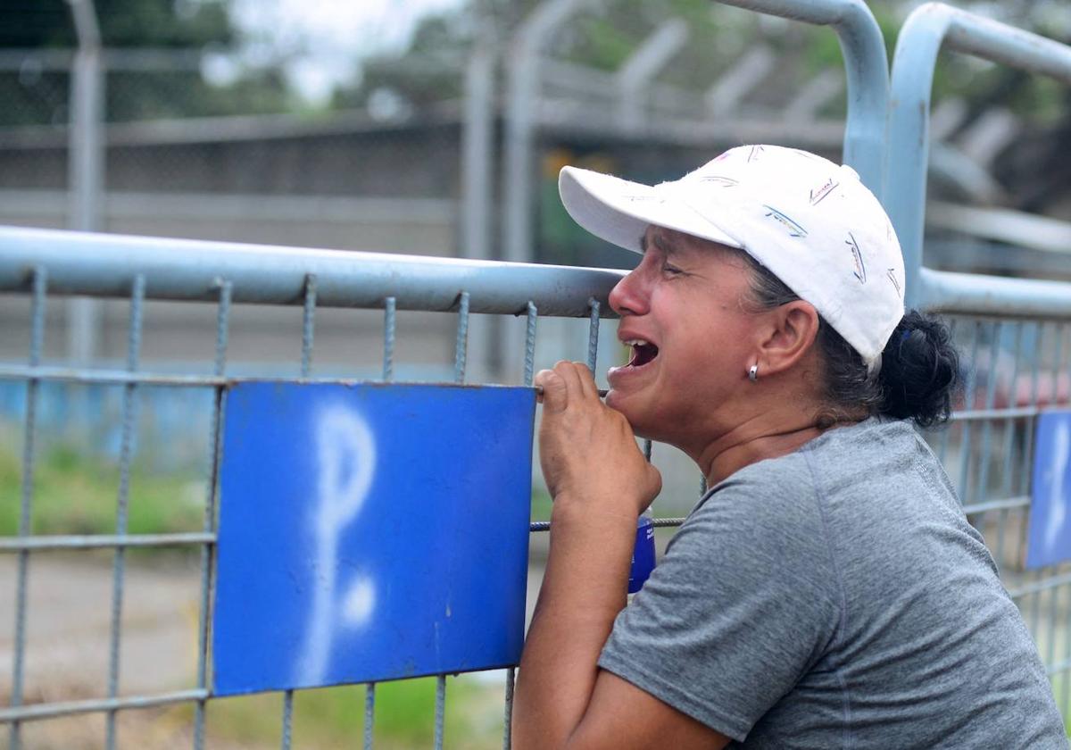 Una mujer llora afuera del penal Guayas 1 tras enfrentamientos entre internos en Guayaquil, Ecuador