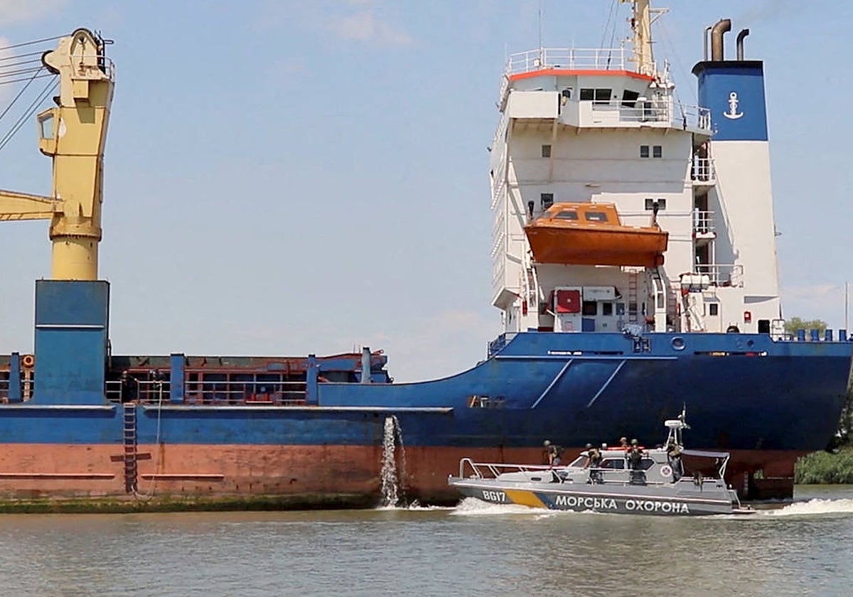 Un buque de carga pasa cerca de Izmail junto a una lancha de la guardia costera
