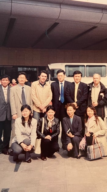 Pablo M. Díez, corresponsal de ABC en China (tercero por la izquierda de la imagen), junto a Qin Gang (cuarto) durante un viaje oficial en 2005