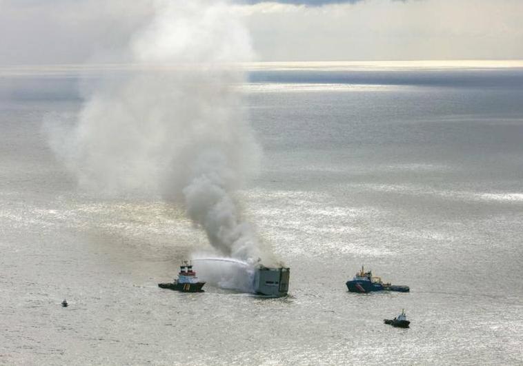 Imagen del buque incendiado.