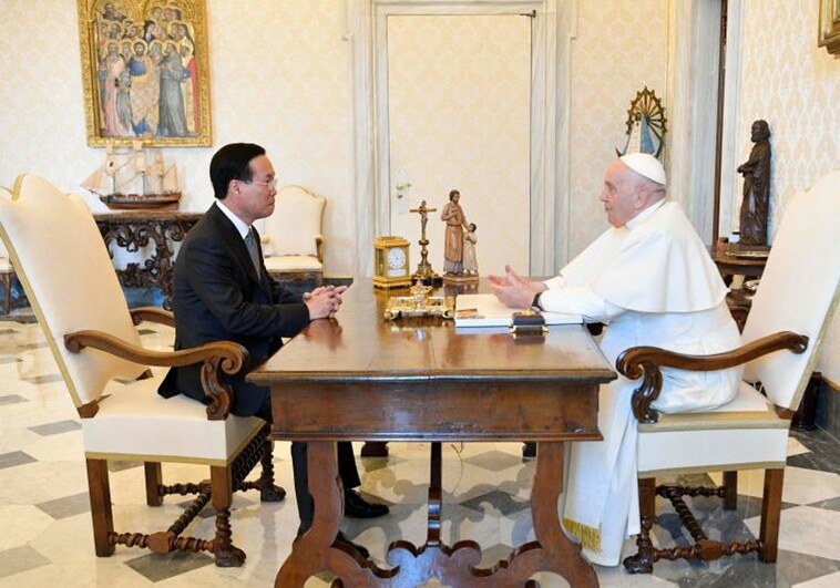 El Papa Francisco con el presidente de Vietnam, Vo Van Thuong