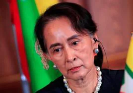 La junta saca de prisión a Suu Kyi y la pone bajo arresto domiciliario en la capital de Birmania