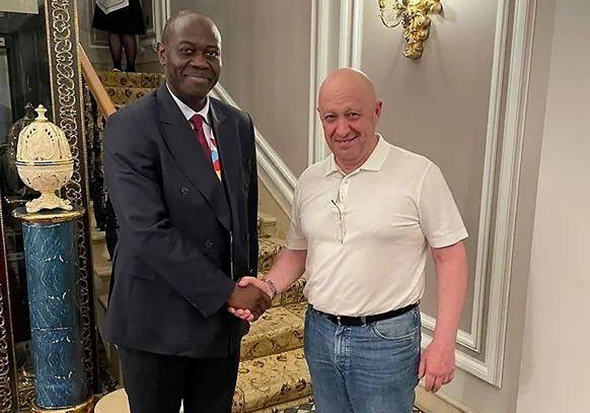El líder del grupo Wagner, Evgueni Prigozhin, estrecha la mano de un representante de la delegación de la República Centroafricana