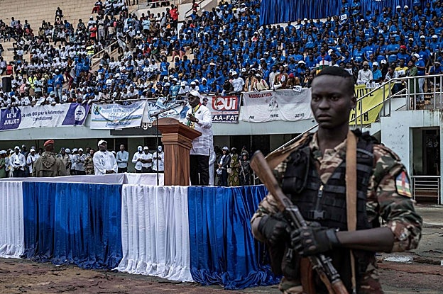 Evariste Ngamana, vicepresidente de la asamblea nacional y director de campaña, habla en la última reunión de campaña antes del referéndum constitucional, en Bangui
