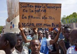 Macron avisa que «no tolerará ataques» tras una protesta ante su embajada en Níger al grito de «¡Viva Putin!»