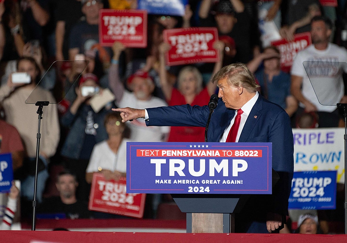 El expresidente de EE.UU. y aspirante a la presidencia en 2024, Donald Trump, señala este sábado con el dedo mientras habla en un mitin de campaña en Erie, Pensilvania.