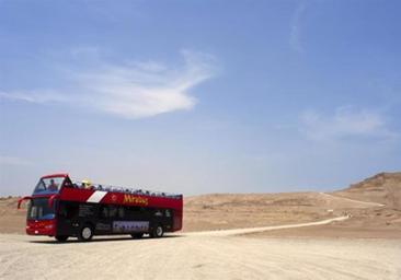 Al menos 15 muertos tras la caída de un autobús por un barranco en Perú