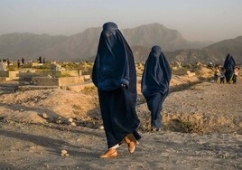 EE.UU. pide a los talibanes revertir políticas represivas contra los derechos de las mujeres