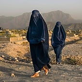 EE.UU. pide a los talibanes revertir políticas represivas contra los derechos de las mujeres