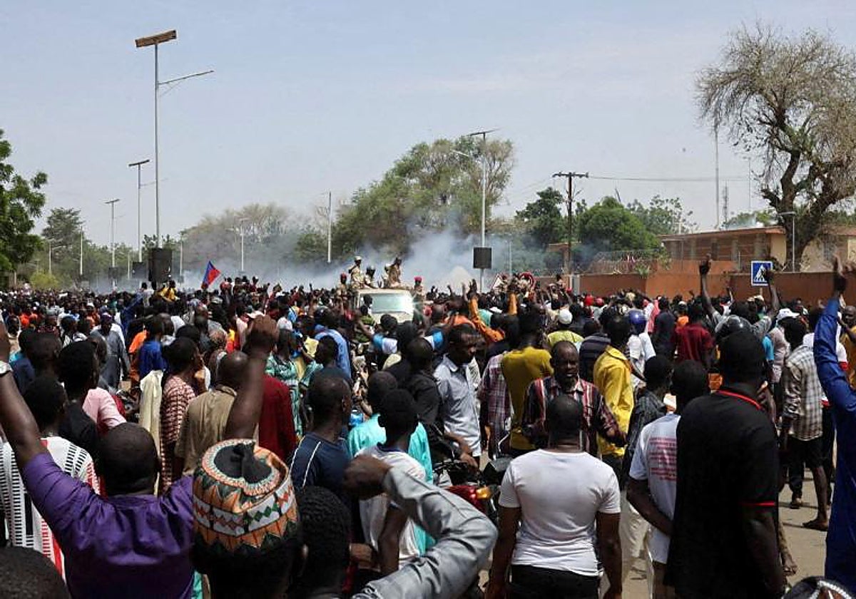 Las fuerzas de seguridad de Níger lanzan gases lacrimógenos para dispersar a los manifestantes a favor de la junta reunidos frente a la embajada francesa, en Niamey, la capital de Níger