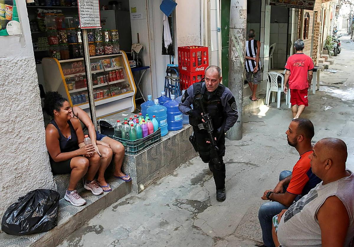 Un policía durante una operación antidroga en Río de Janeiro en 2021