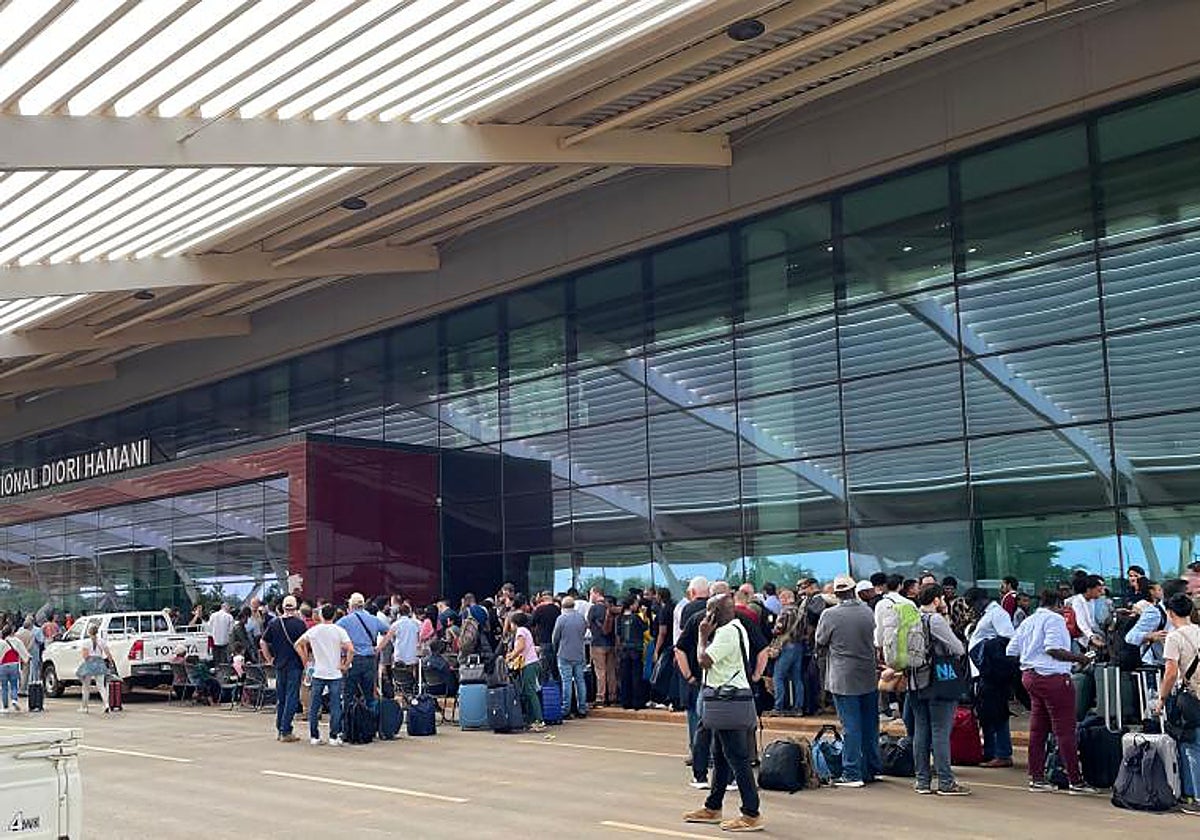 Ciudadanos europeos a las puertas del aeropuerto de Niamey