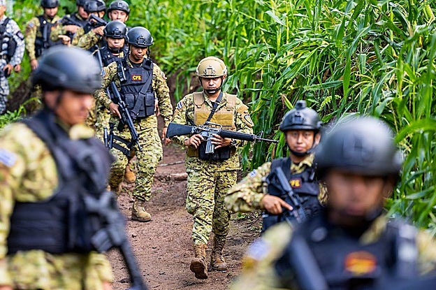 Bukele ordenó  un asedio con 8.000 soldados y policías en el central departamento de Cabañas en el marco de una «guerra» que busca detener a los pandilleros durante 16 meses