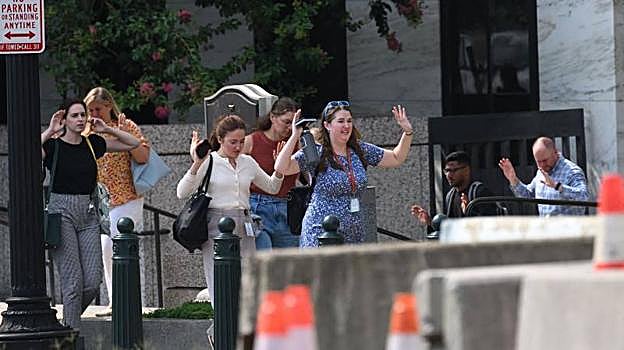 Viandantes en los alrededores del Capitolio durante la amenaza.