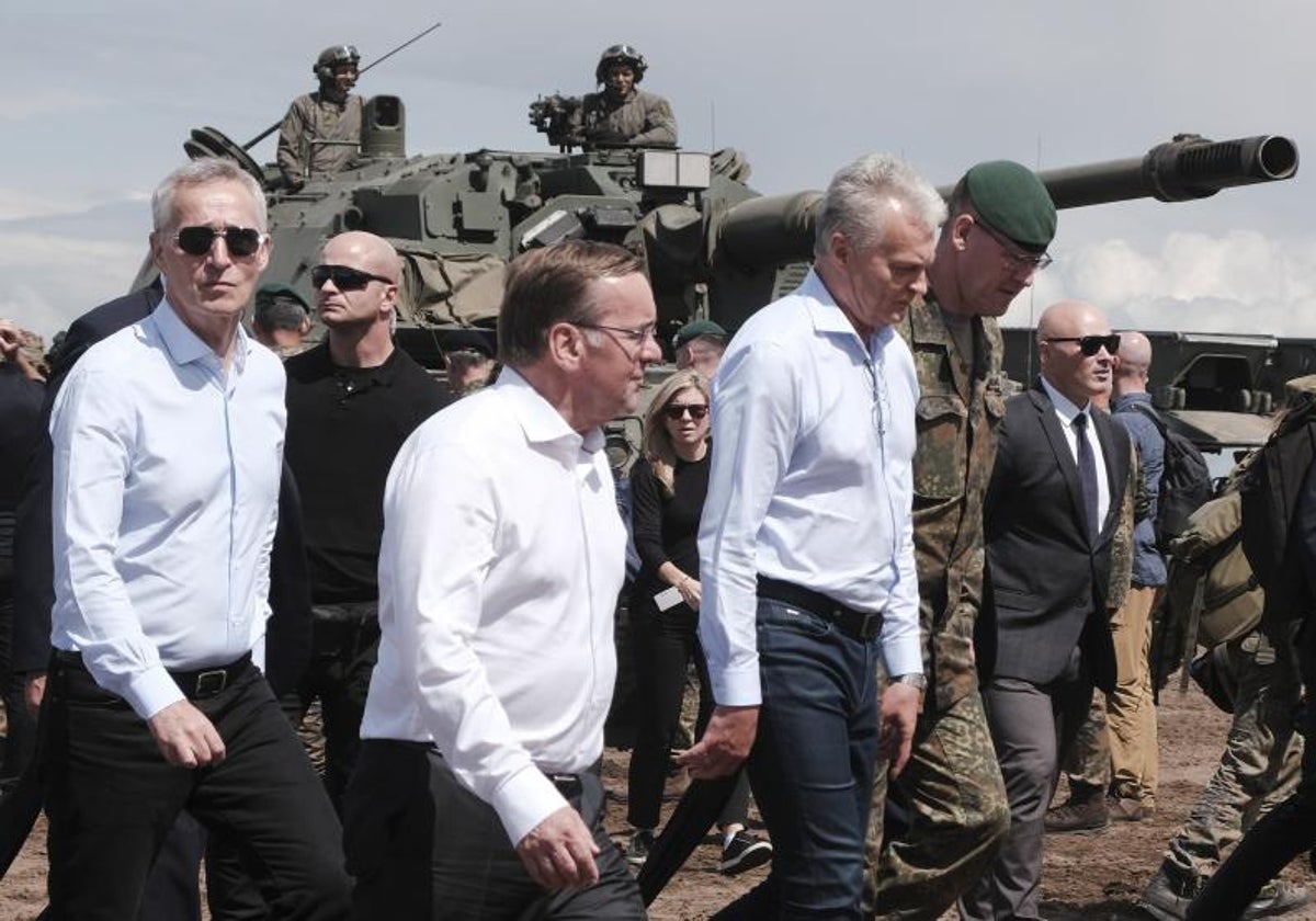 El secretario general de la OTAN, Jens Stoltenberg, el ministro de Defensa alemán, Boris Pistorius, y el presidente lituano, Gitanas Nauseda, visitan la fase de entrenamiento del Ejercicio Griffin Storm en el Área de Entrenamiento General Silvestras Zukauskas, en Pabrade, Lituania