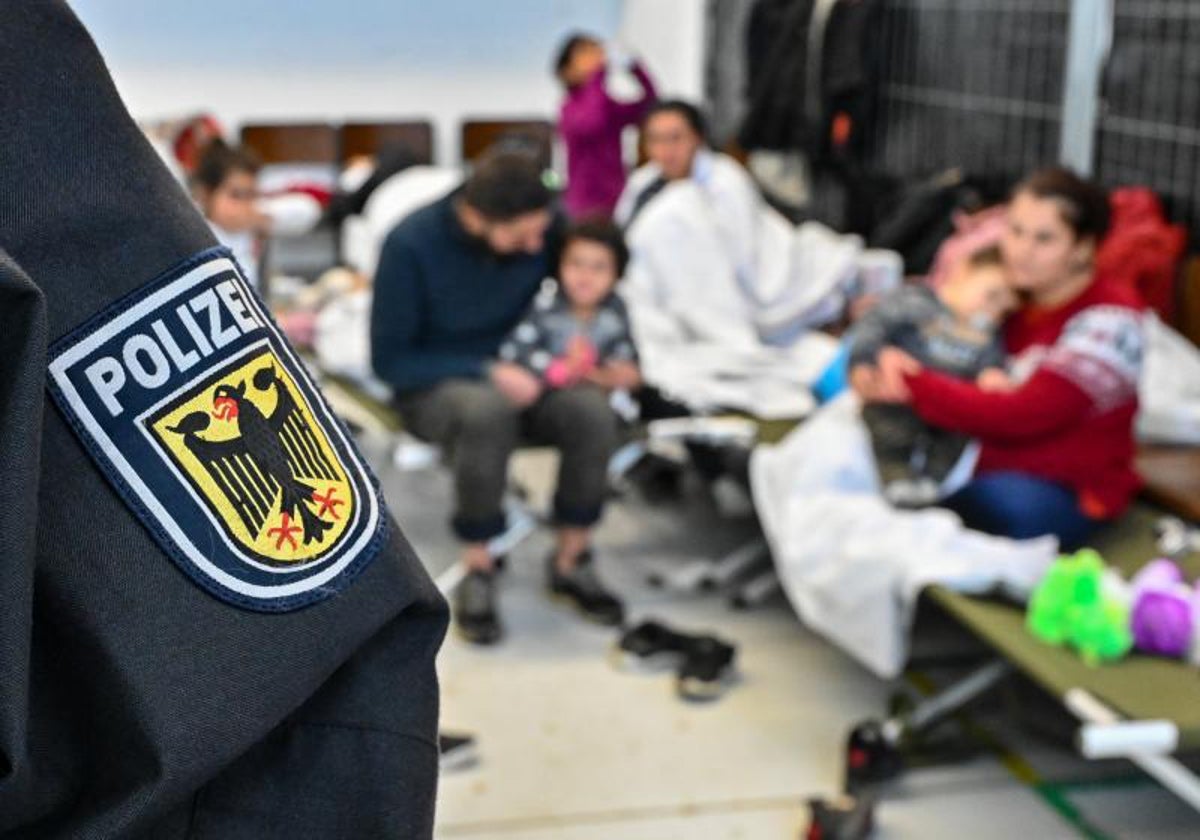 Un agente de la Policía alemana en un centro para inmigrantes de la ciudad de Fráncfort del Oder