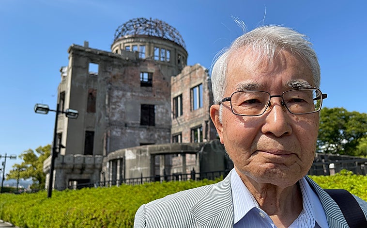 Imagen principal - Hiroshi Shimizu (en la imagen superior) tenía tres años cuando Estados Unidos arrojó sobre Hiroshima la primera bomba atómica de la historia. Huérfano de padre desde entonces y aquejado de varias enfermedades, es uno de los 113.000 «hibakusha» (supervivientes) que simbolizan el horror nuclear junto a las ruinas de la cúpula de la bomba atómica. Para que una catástrofe así no vuelva a repetirse, la ONG Centro Mundial para la Amistad (WFC) organiza charlas con los «hibakusha» (a la izquierda), a quienes es frecuente ver por las calles de Hiroshima reclamando el fin de las armas nucleares (a la derecha). 