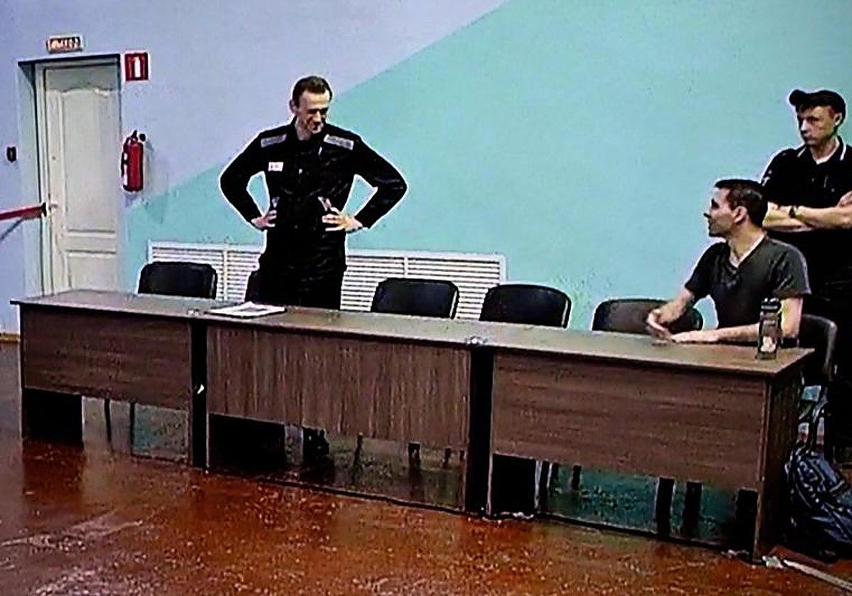 Una pantalla muestra al opositor ruso encarcelado Alexei Navalni