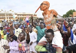Tensión en Níger ante el fin del plazo dado por la Comunidad de África Occidental para reponer al presidente