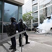 Detienen a cinco policías en Francia por muerte de un hombre durante disturbios