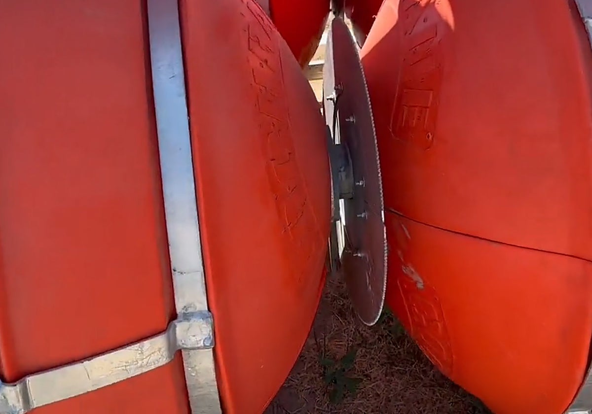 Imagen de las boyas fronterizas con púas en Río Bravo