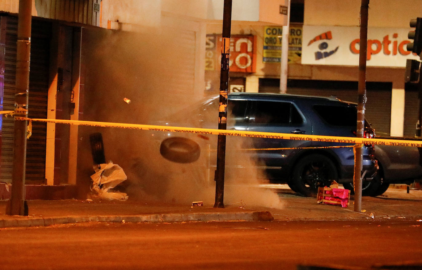 La tercera foto que documenta la detonación de un artefacto dejado afuera del lugar del mitin donde el candidato presidencial ecuatoriano Fernando Villavicencio fue asesinado en un acto de campaña en Quito.