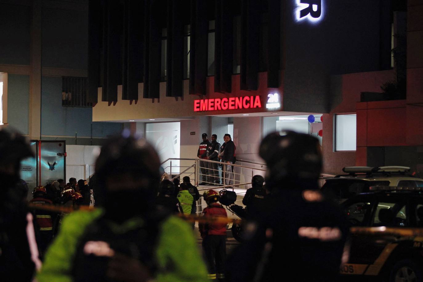 Simpatizantes aguardaban a las afueras del hospital donde estaban siendo atendidos los heridos en el tiroteo