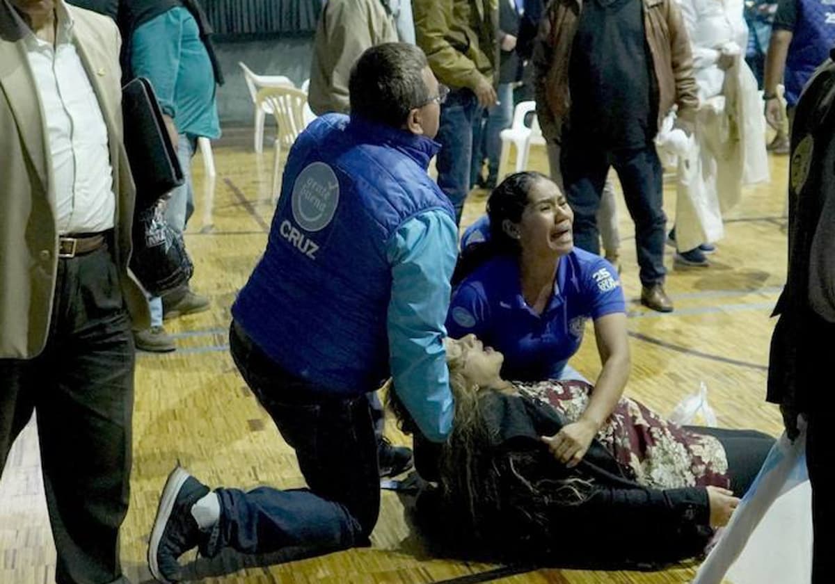 Una mujer es asistida tras resultar herida en el atentado en el que ha muerto el candidato presidencial ecuatoriano Fernando Villavicencio en Quito