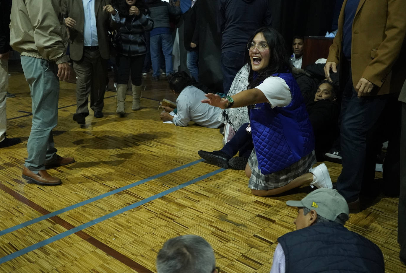 Asistentes al mitin con el candidato presidencial Fernando Villavicencio se resguardan durante el tiroteo en el cual fue asesinado el aspirante,  en Quito.