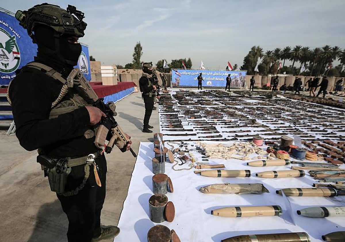 Miembros de Estado Islámico con armamento que manipulan