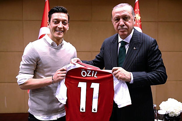 Mesut Özil junto con Erdogan