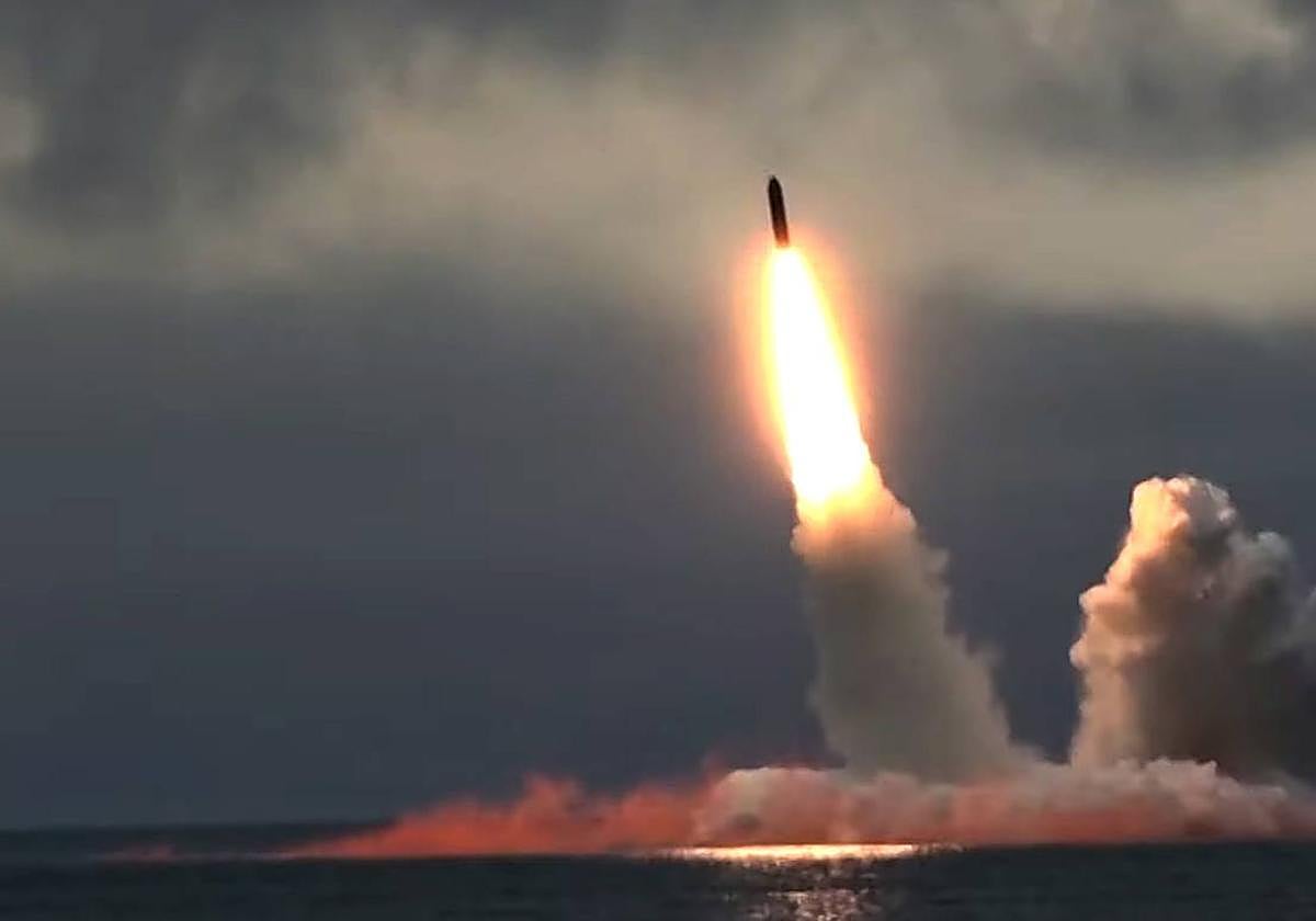 Lanzamiento de un misil balístico desde un submarino ruso en 2019