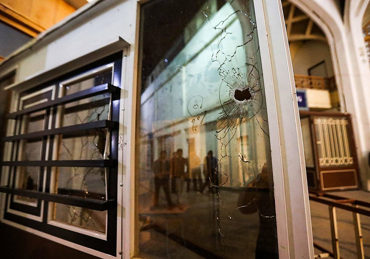 Una de las marcas de bala del atentado contra el santuario de Shah Cheragh en Irán